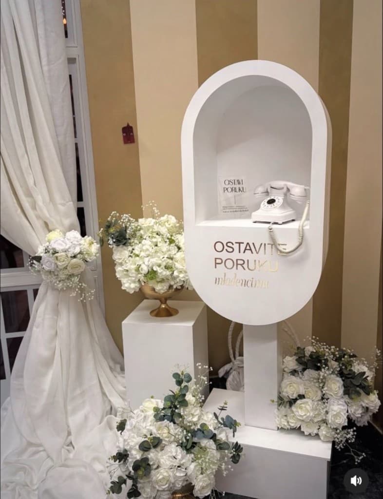 Digitalna knjiga gostiju — elegantni bijeli vintage telefon kao dekoracija na vjenčanju